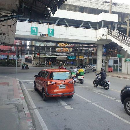 Ben House Apartment Bangkok Bagian luar foto