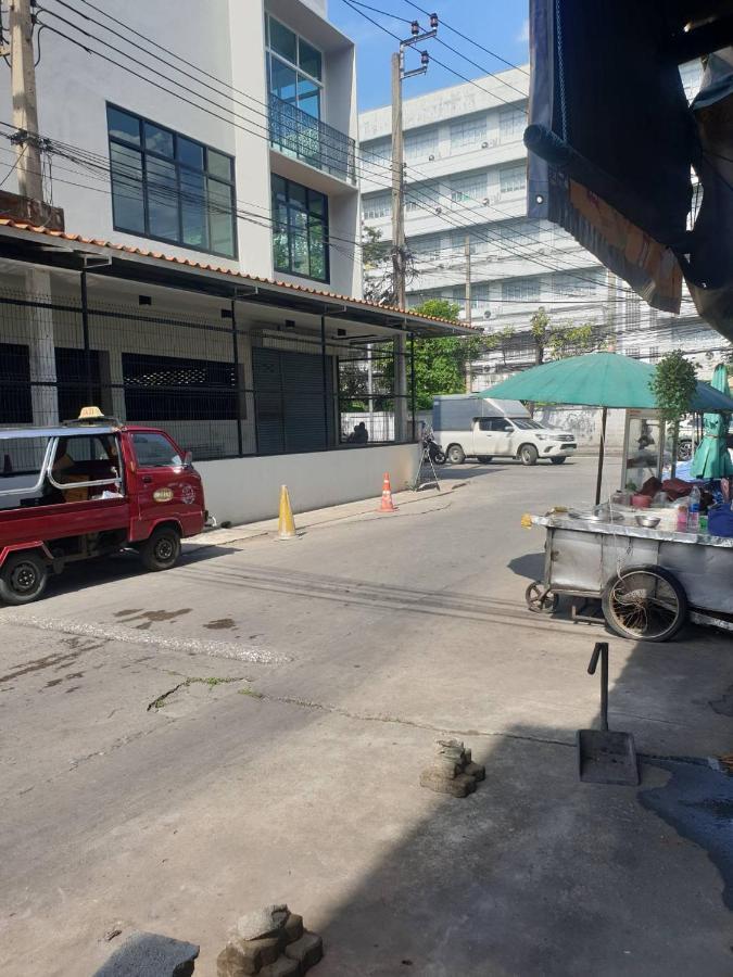 Ben House Apartment Bangkok Bagian luar foto